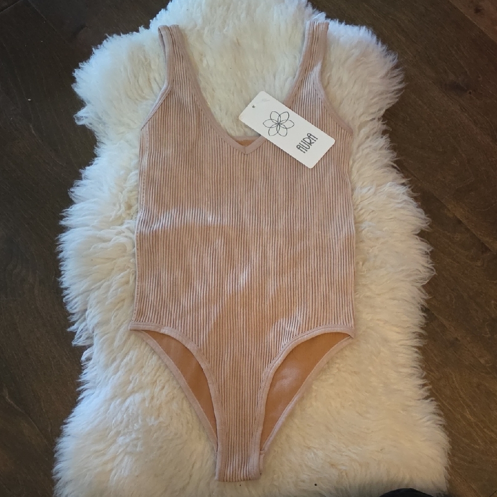NWTβ Aura Soft Ribbed Vneck Bodysuit Size M/L BS38